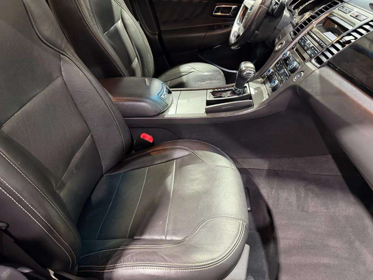 Ford Taurus 4dr Sdn Limited FWD 2010