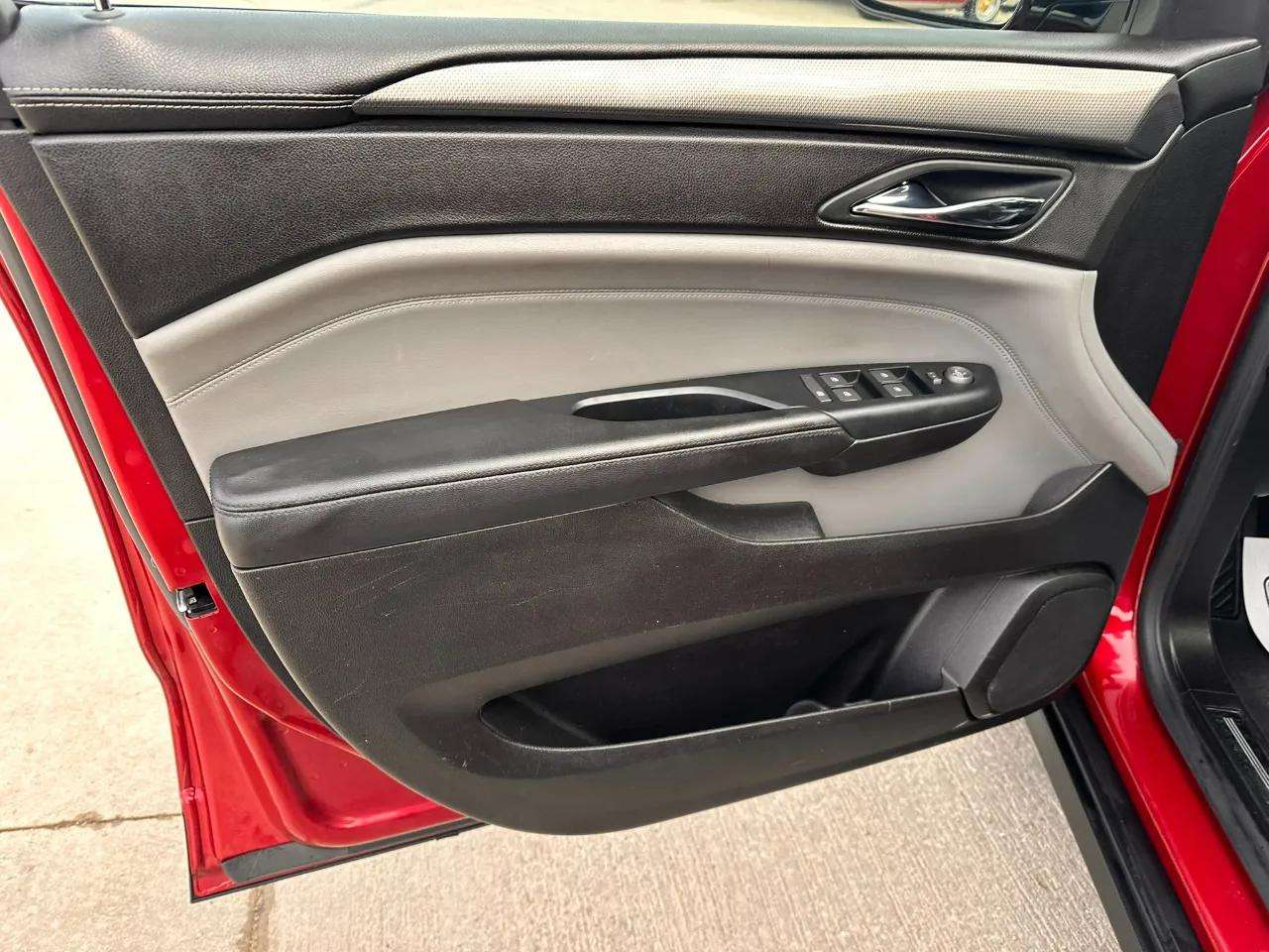 Cadillac SRX FWD 4dr Base 2011