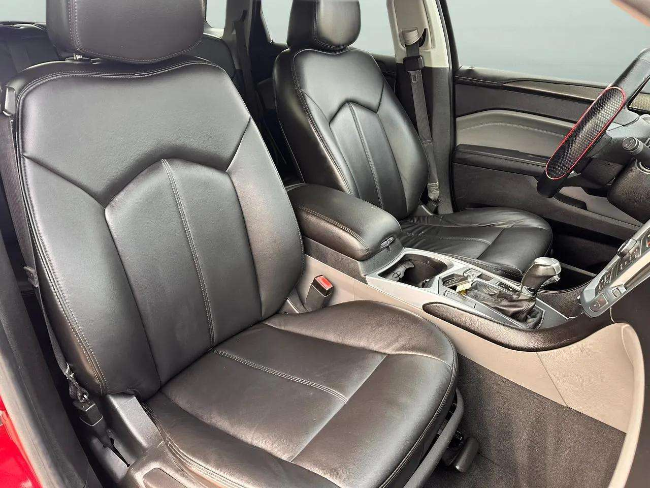 Cadillac SRX FWD 4dr Base 2011