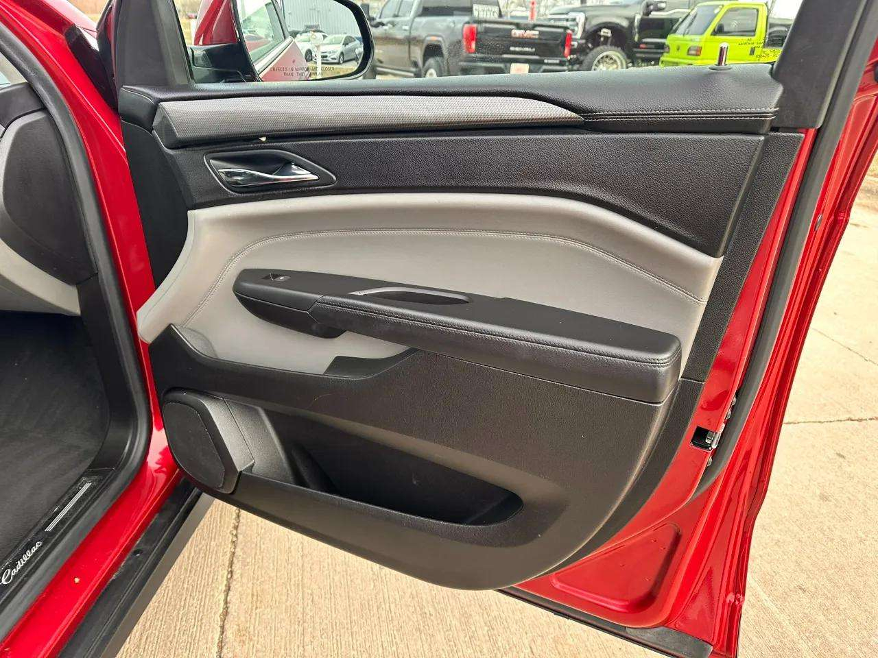 Cadillac SRX FWD 4dr Base 2011