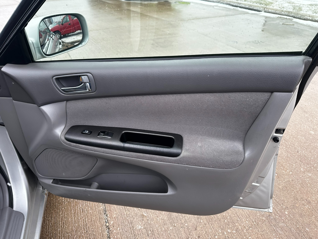 Toyota Camry 4dr Sdn XLE Auto (Natl) 2005