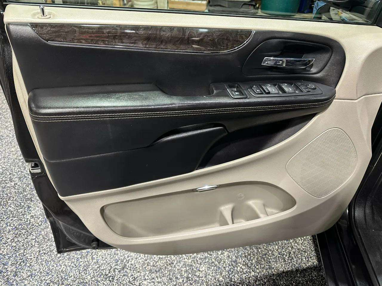 Chrysler Town & Country 4dr Wgn Touring 2013