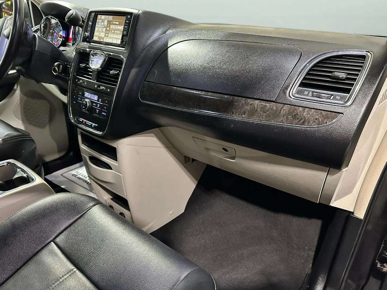 Chrysler Town & Country 4dr Wgn Touring 2013