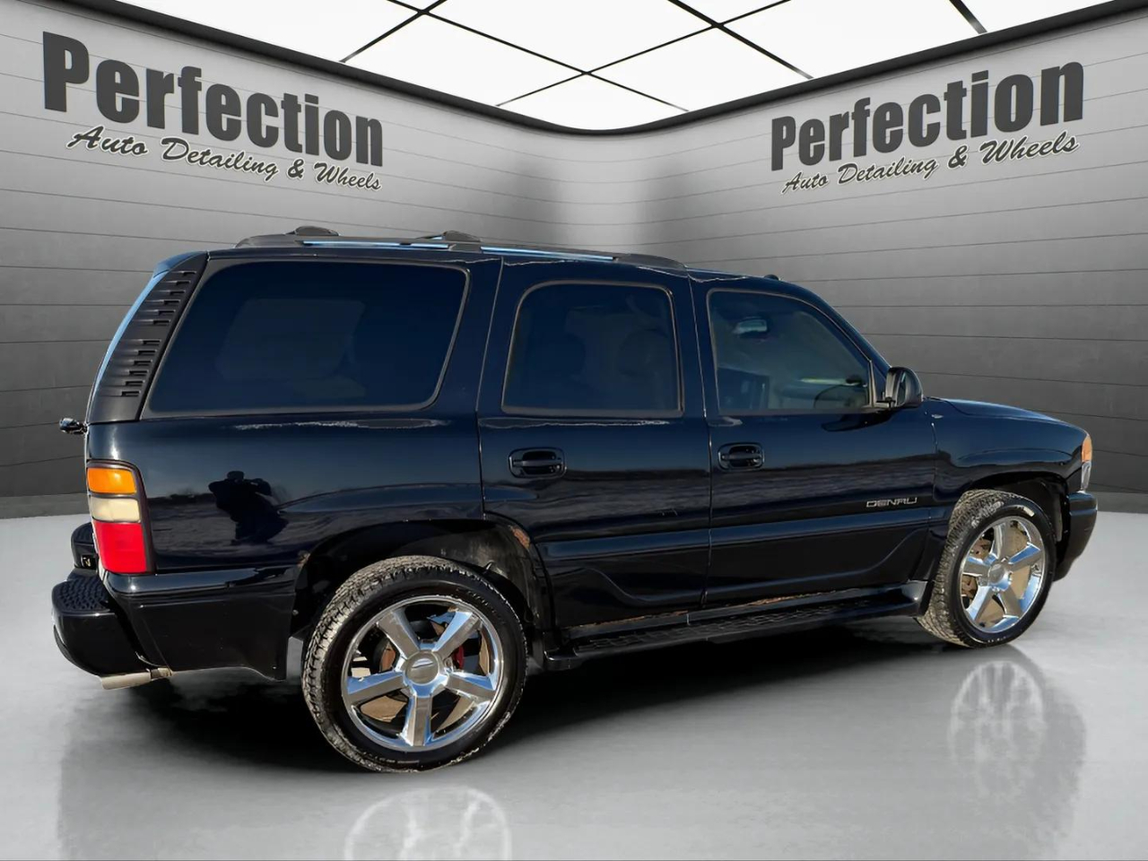 GMC Yukon Denali 4dr AWD 2005