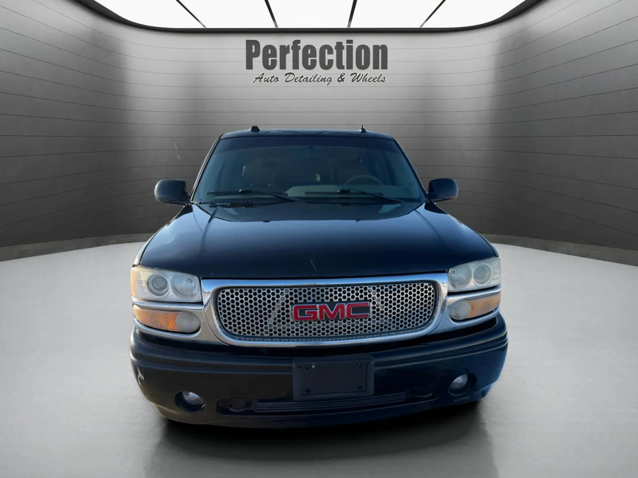 GMC Yukon Denali 4dr AWD 2005