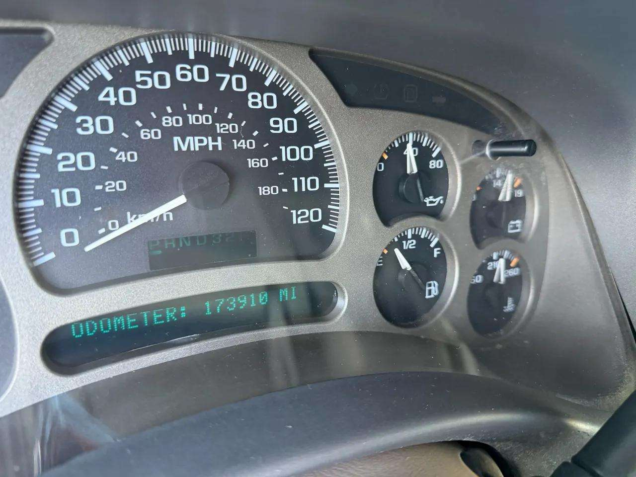 GMC Yukon Denali 4dr AWD 2005