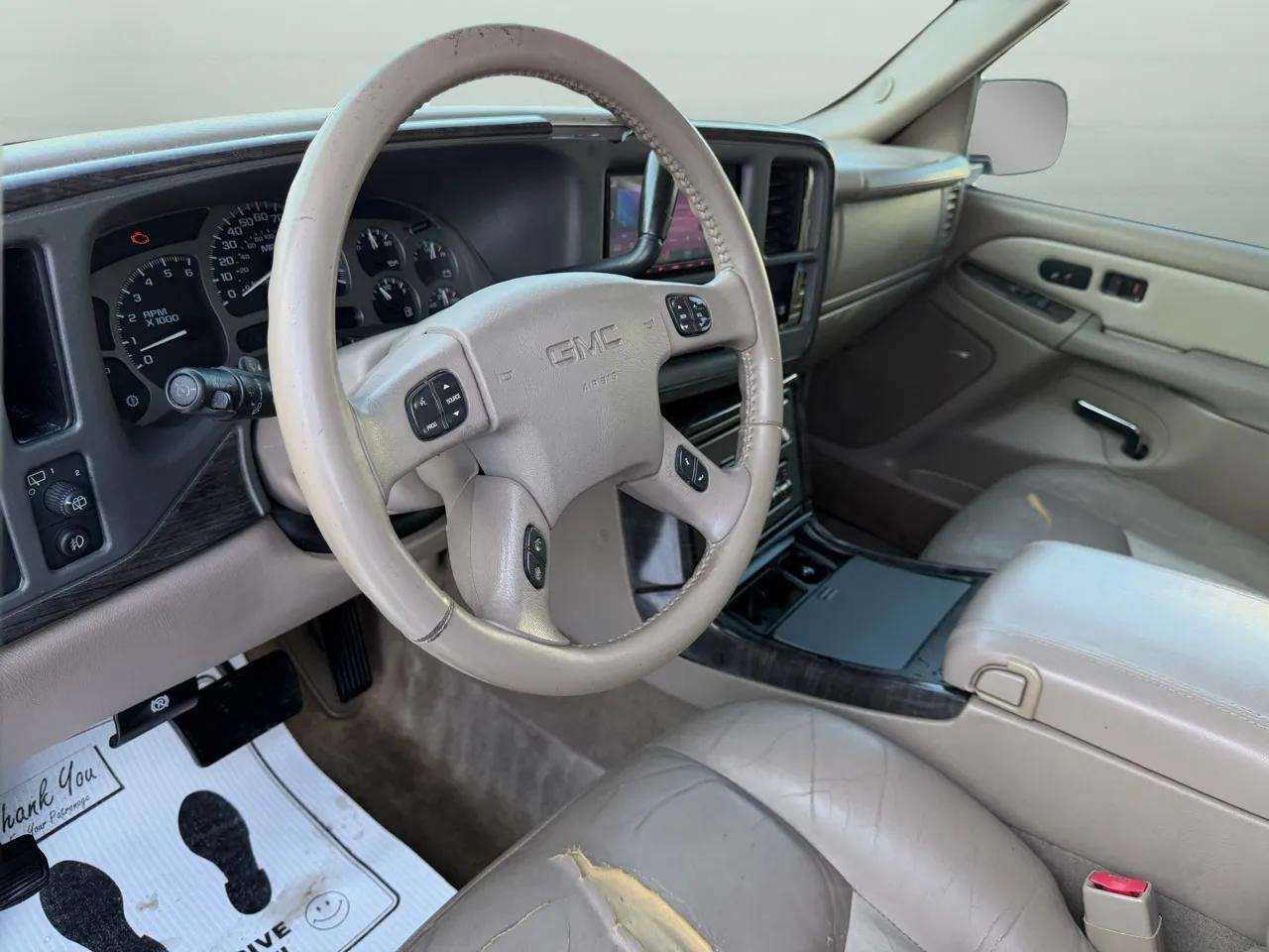 GMC Yukon Denali 4dr AWD 2005