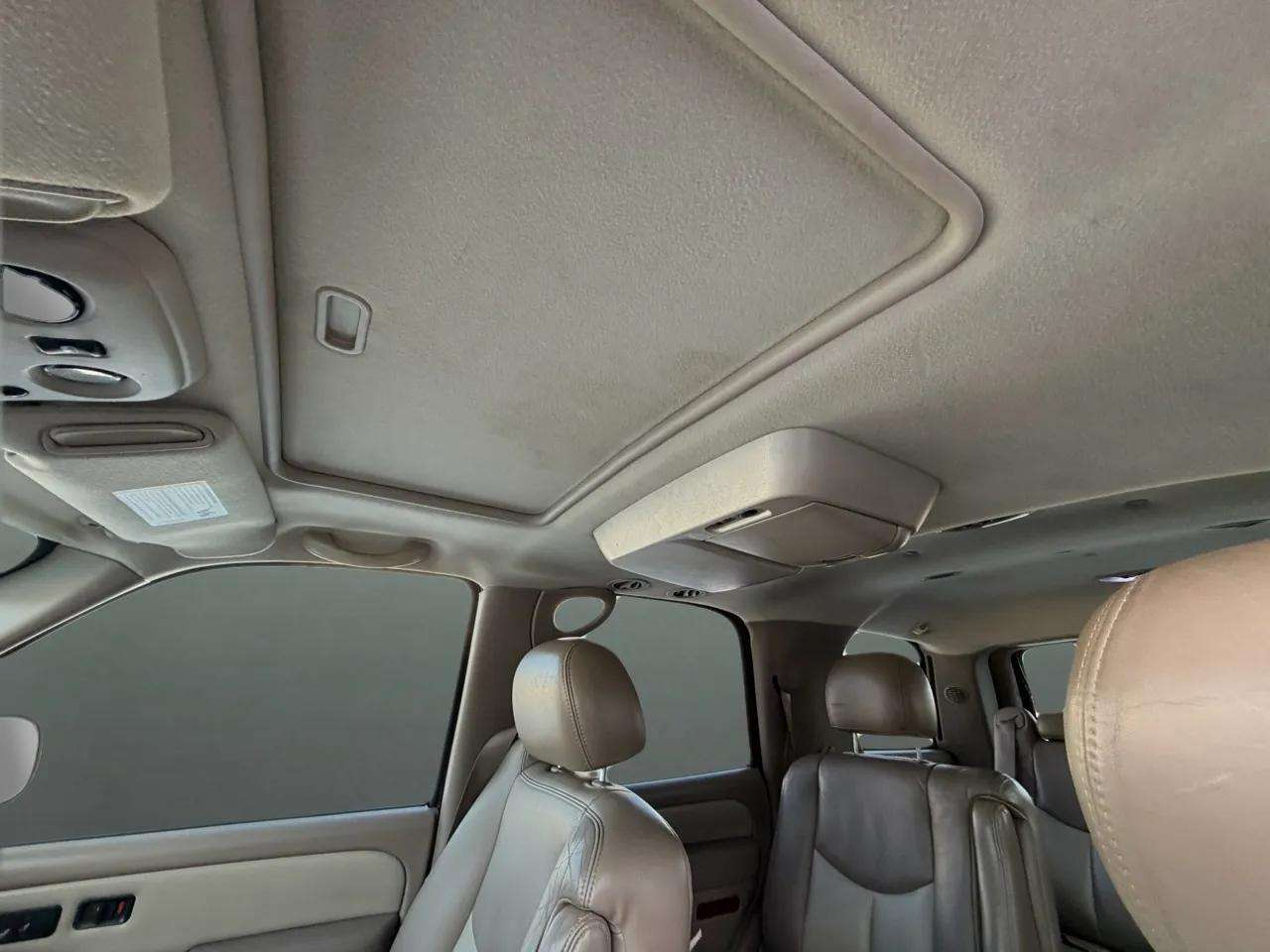 GMC Yukon Denali 4dr AWD 2005