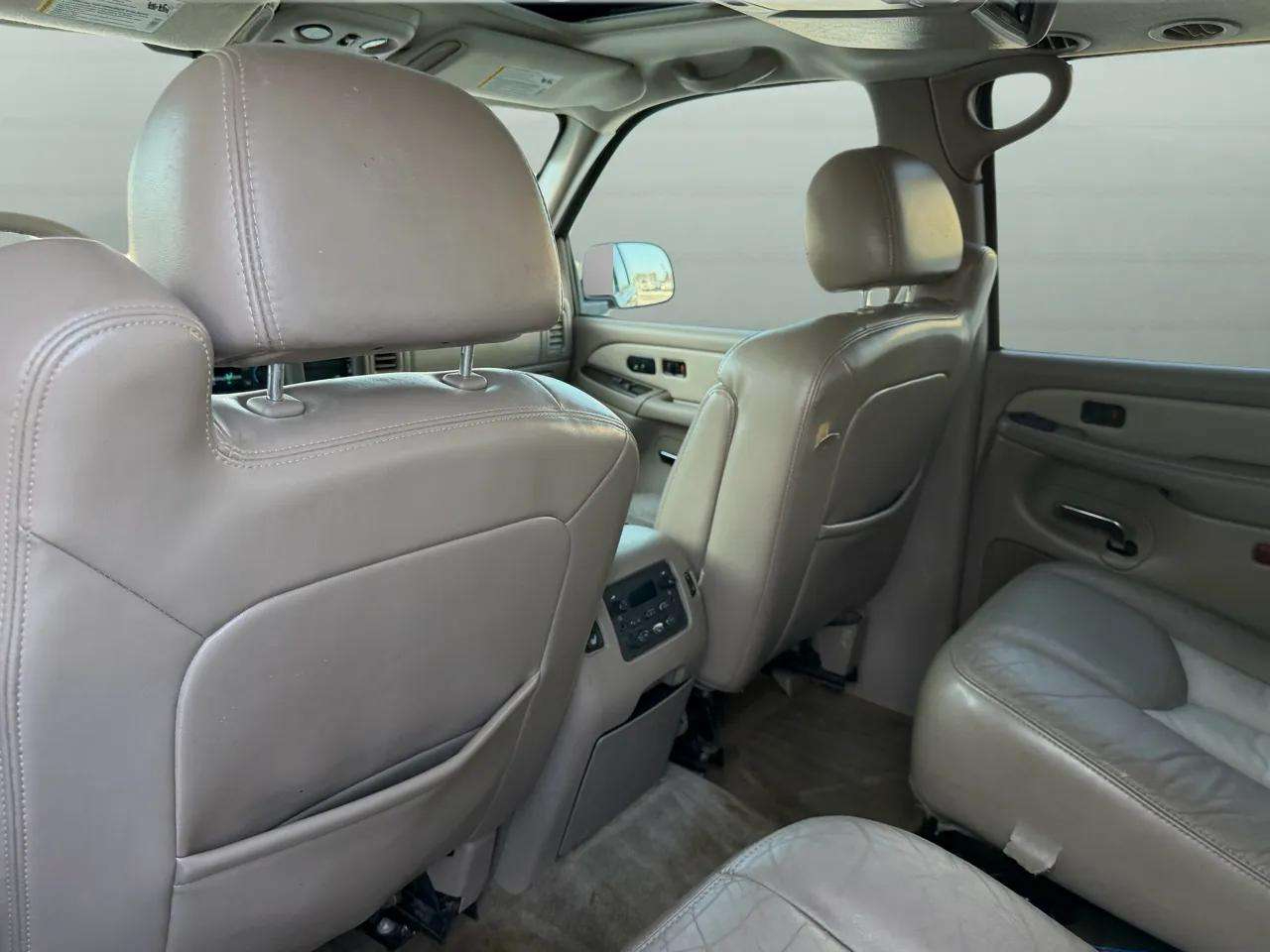 GMC Yukon Denali 4dr AWD 2005