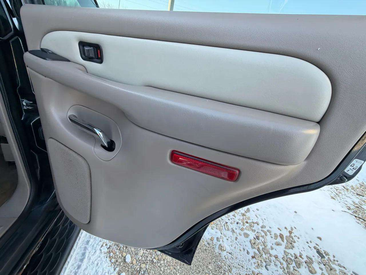 GMC Yukon Denali 4dr AWD 2005