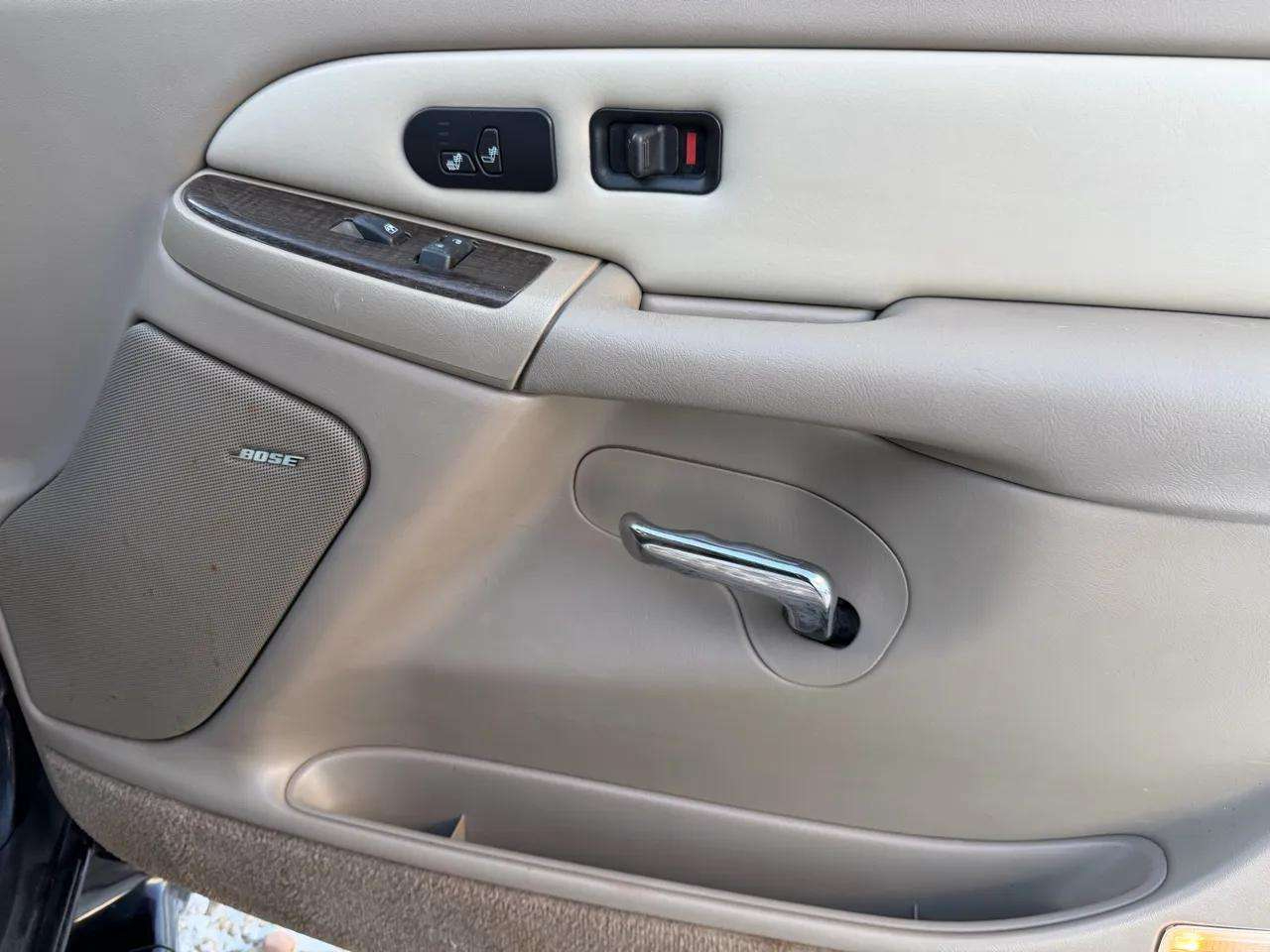 GMC Yukon Denali 4dr AWD 2005