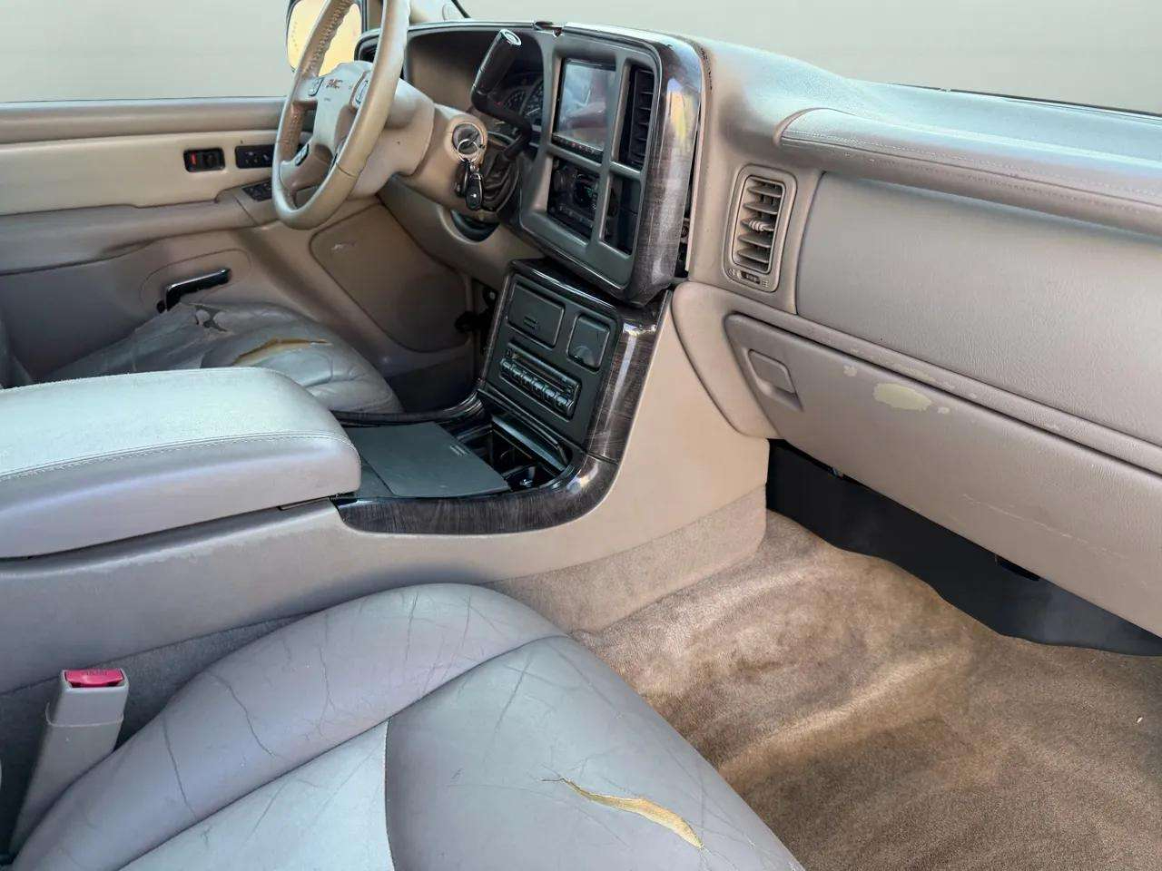 GMC Yukon Denali 4dr AWD 2005