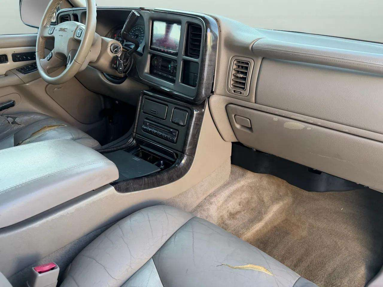 GMC Yukon Denali 4dr AWD 2005