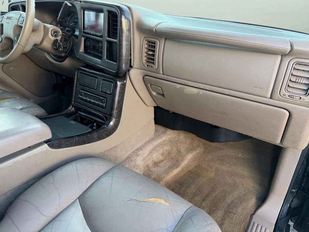 GMC Yukon Denali 4dr AWD 2005