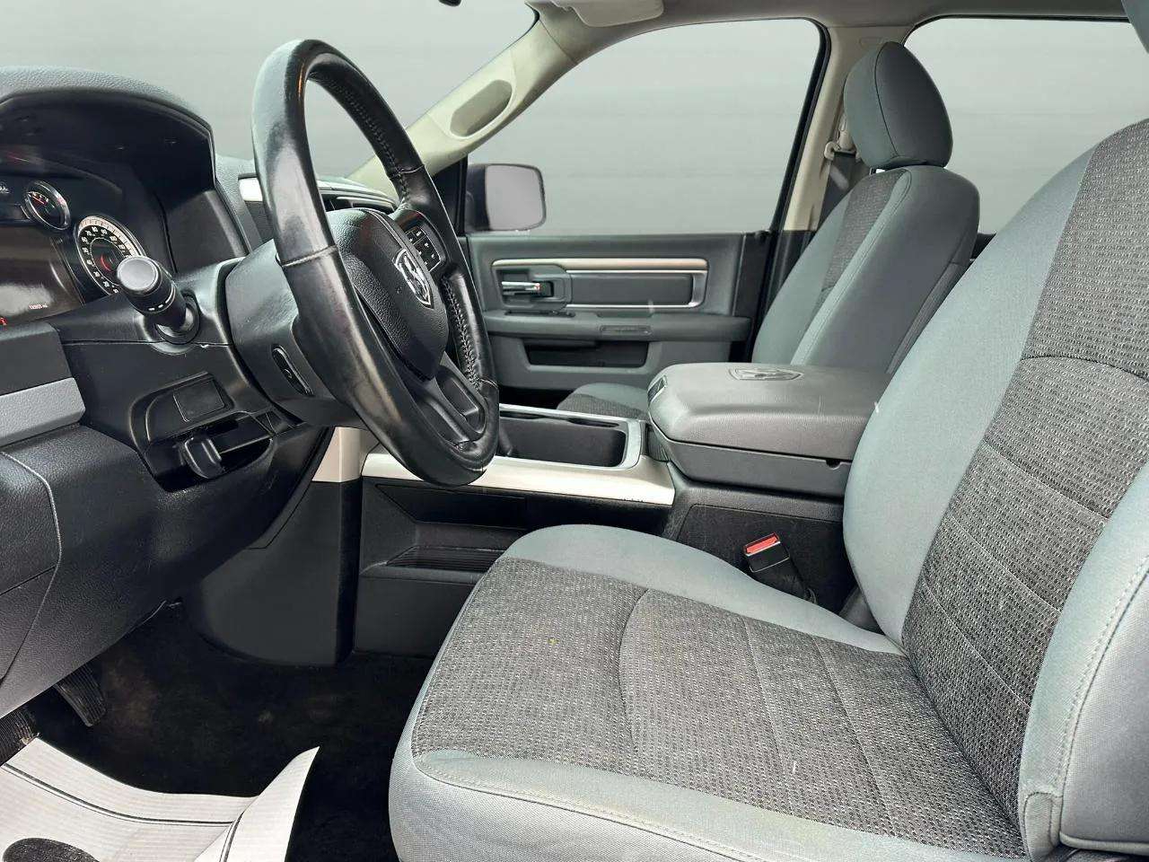 RAM 1500 Big Horn 4x4 Crew Cab 5'7" Box 2017