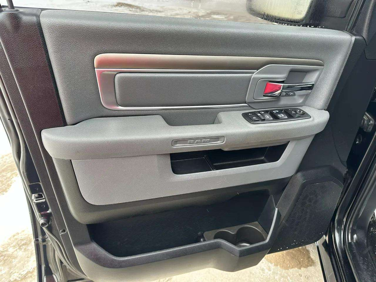 RAM 1500 Big Horn 4x4 Crew Cab 5'7" Box 2017