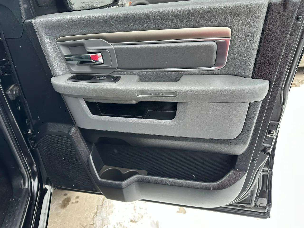 RAM 1500 Big Horn 4x4 Crew Cab 5'7" Box 2017