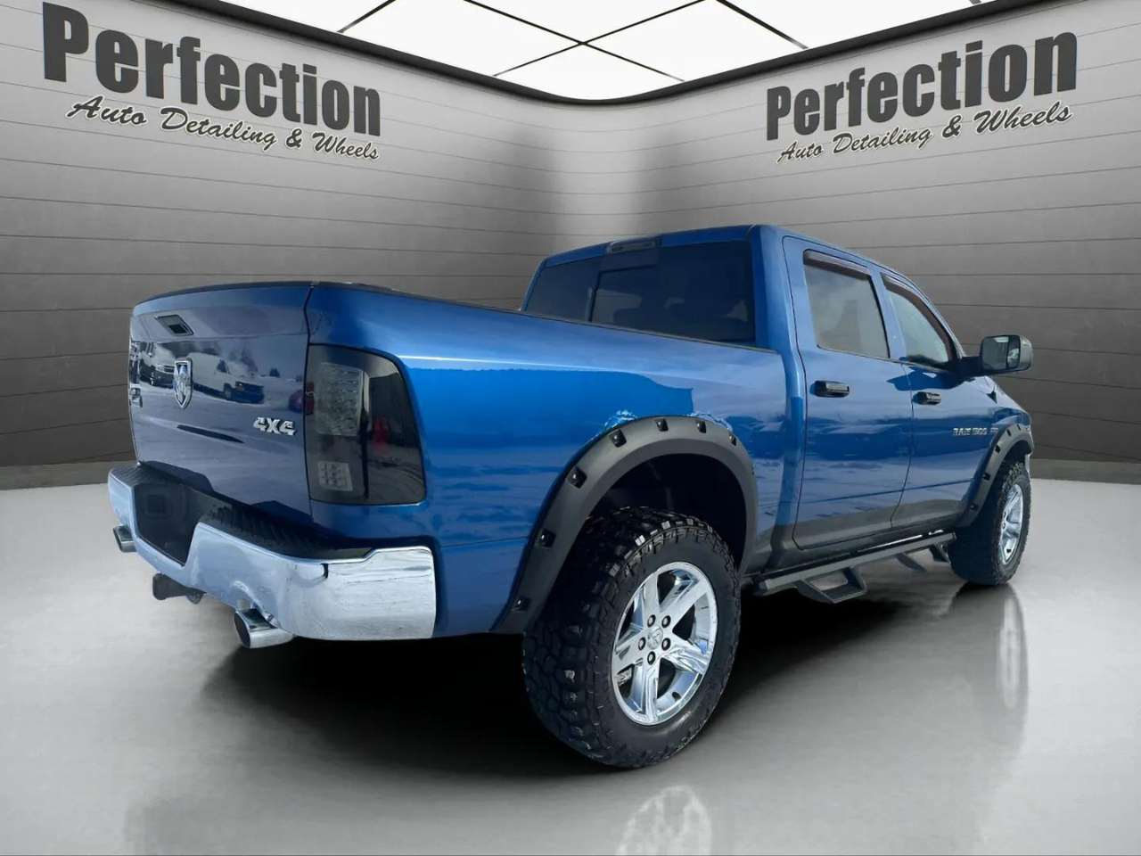 RAM 1500 4WD Crew Cab 140.5" Big Horn 2011