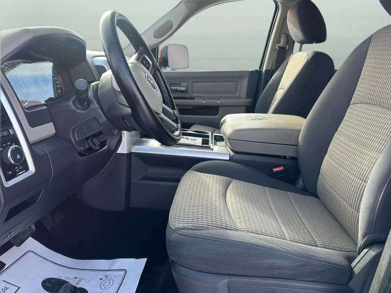 RAM 1500 4WD Crew Cab 140.5" Big Horn 2011