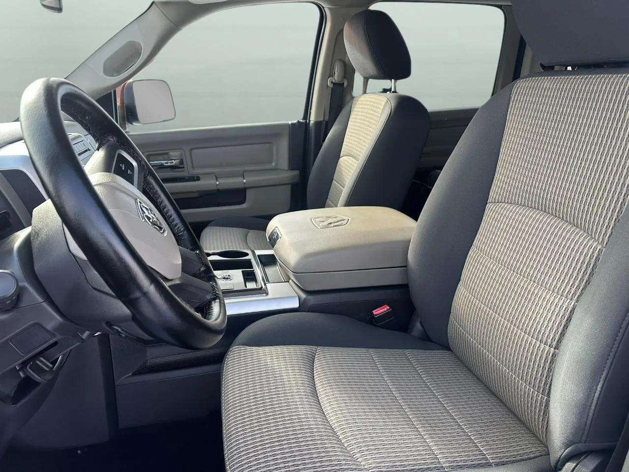 RAM 1500 4WD Crew Cab 140.5" Big Horn 2011