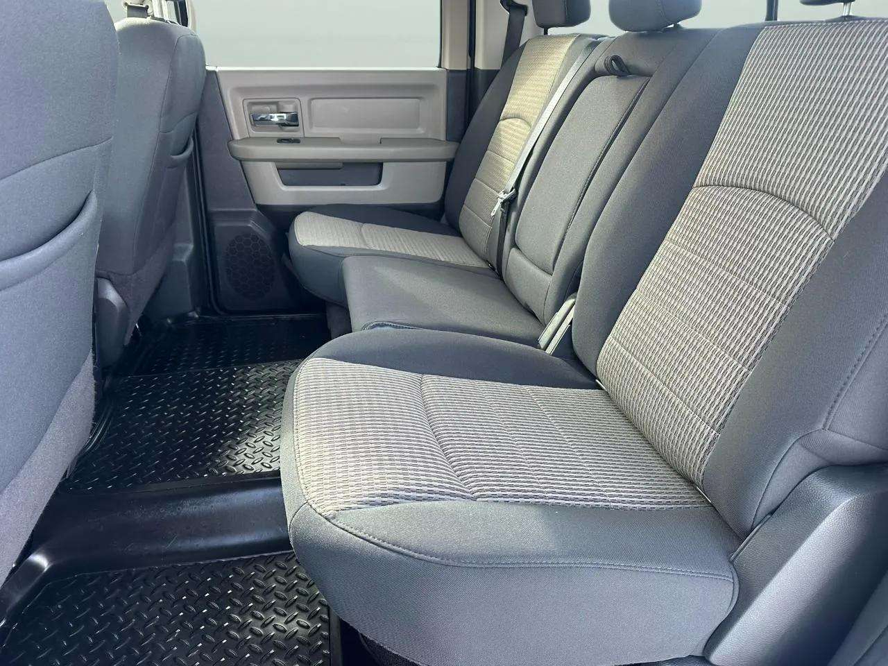 RAM 1500 4WD Crew Cab 140.5" Big Horn 2011