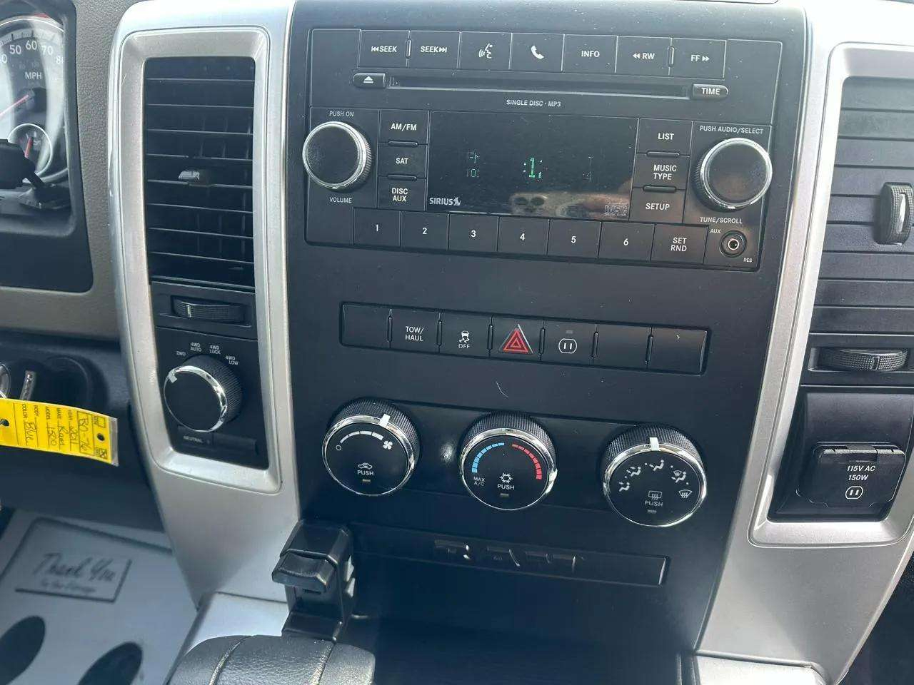 RAM 1500 4WD Crew Cab 140.5" Big Horn 2011