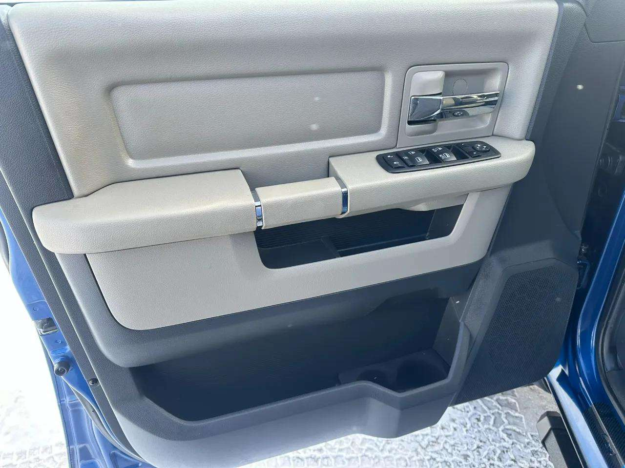 RAM 1500 4WD Crew Cab 140.5" Big Horn 2011