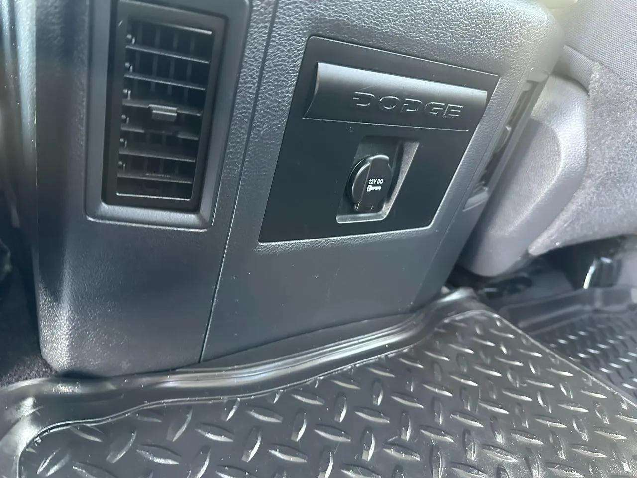 RAM 1500 4WD Crew Cab 140.5" Big Horn 2011