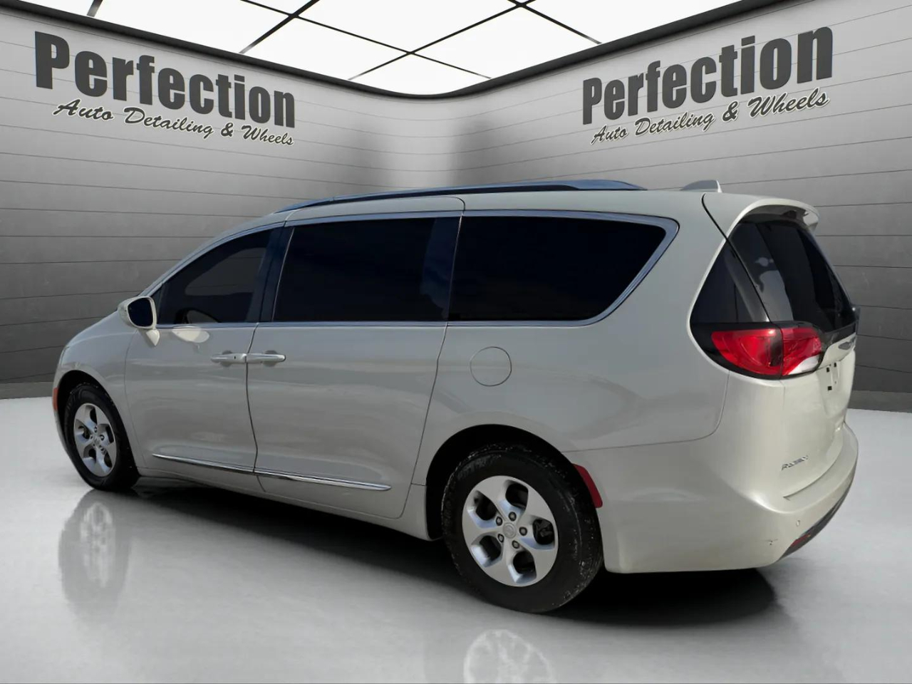 Chrysler Pacifica Touring-L Plus FWD 2017