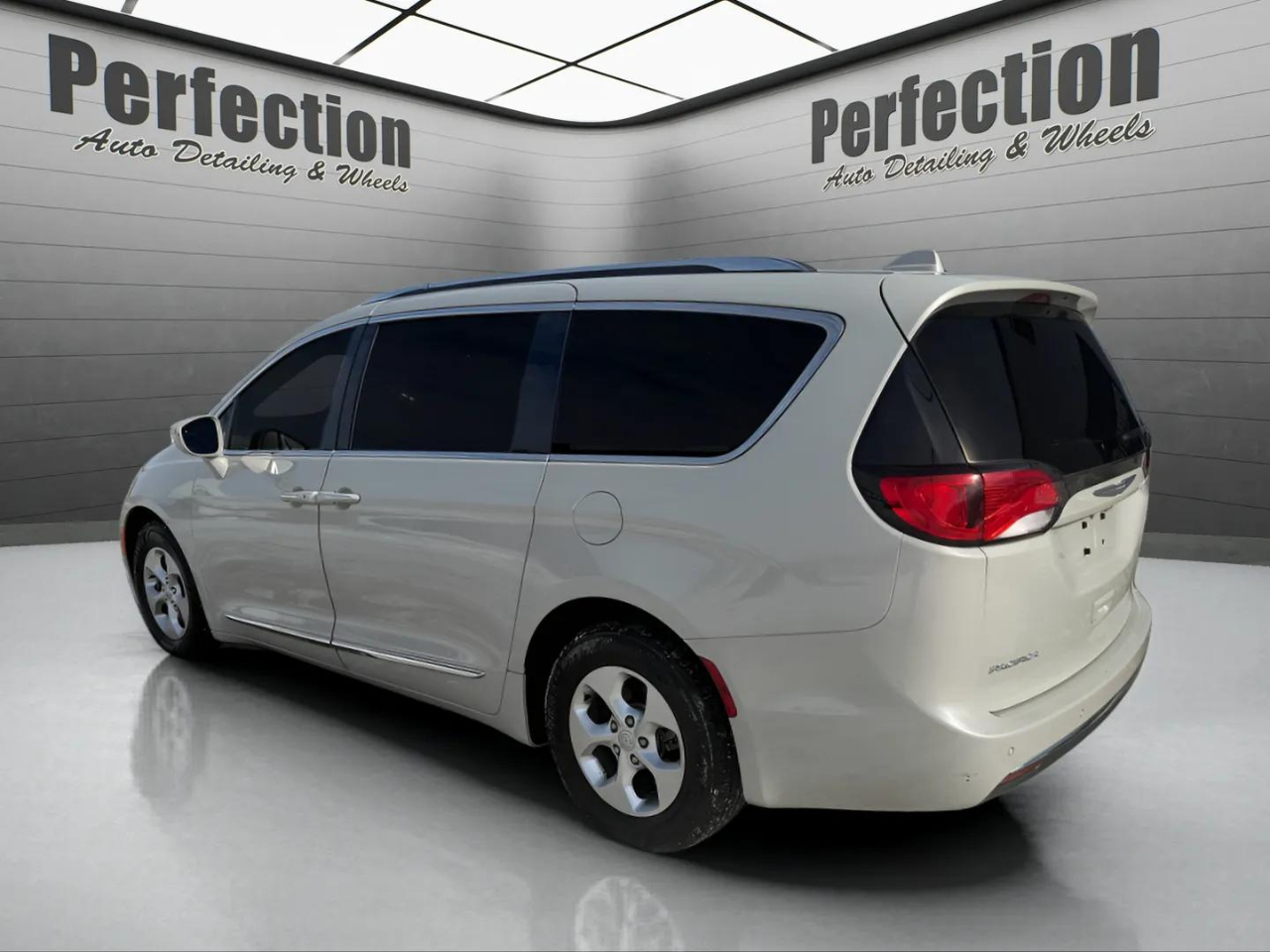 Chrysler Pacifica Touring-L Plus FWD 2017