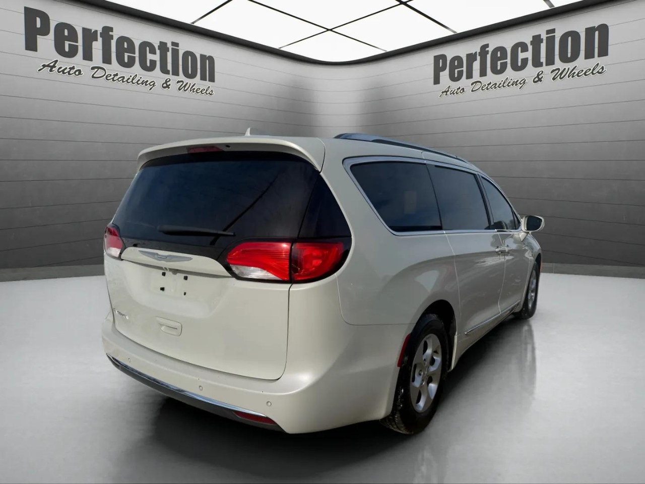 Chrysler Pacifica Touring-L Plus FWD 2017