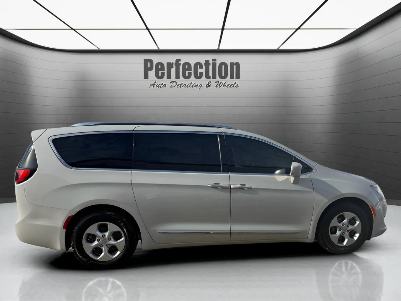 Chrysler Pacifica Touring-L Plus FWD 2017