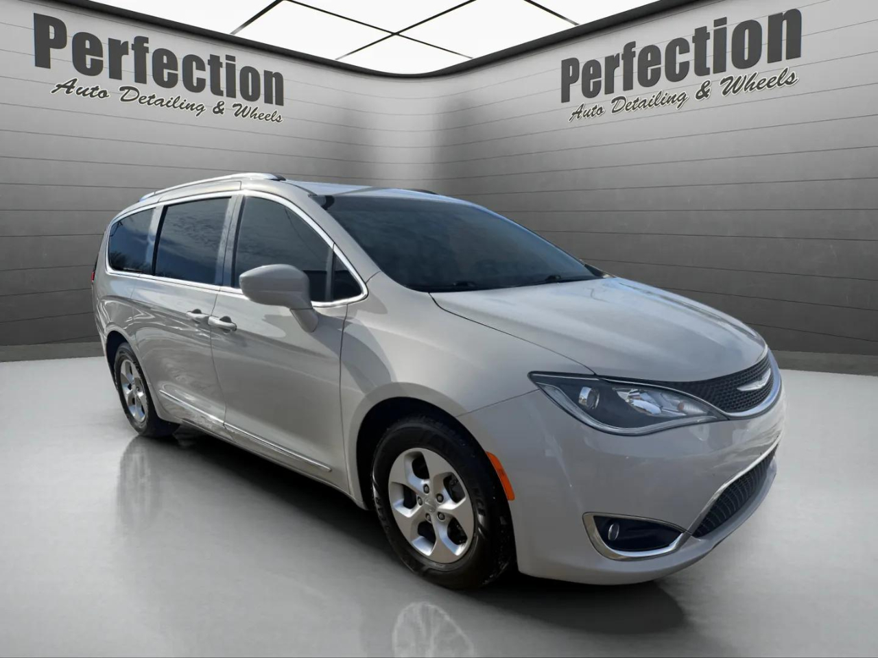 Chrysler Pacifica Touring-L Plus FWD 2017