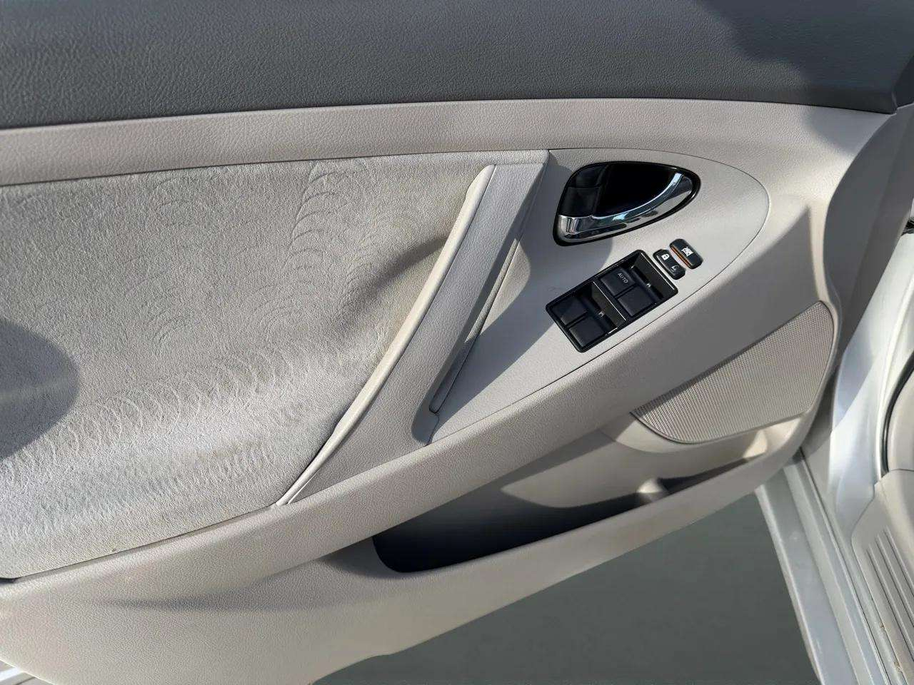 Toyota Camry 4dr Sdn I4 Man (Natl) 2009