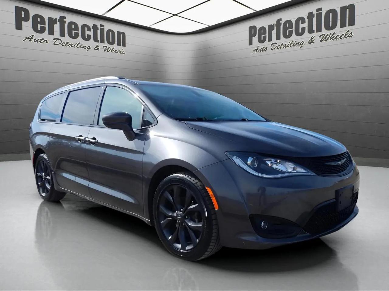 Chrysler Pacifica Touring L Plus 35th Anniversary FWD *Ltd Avail* 2020