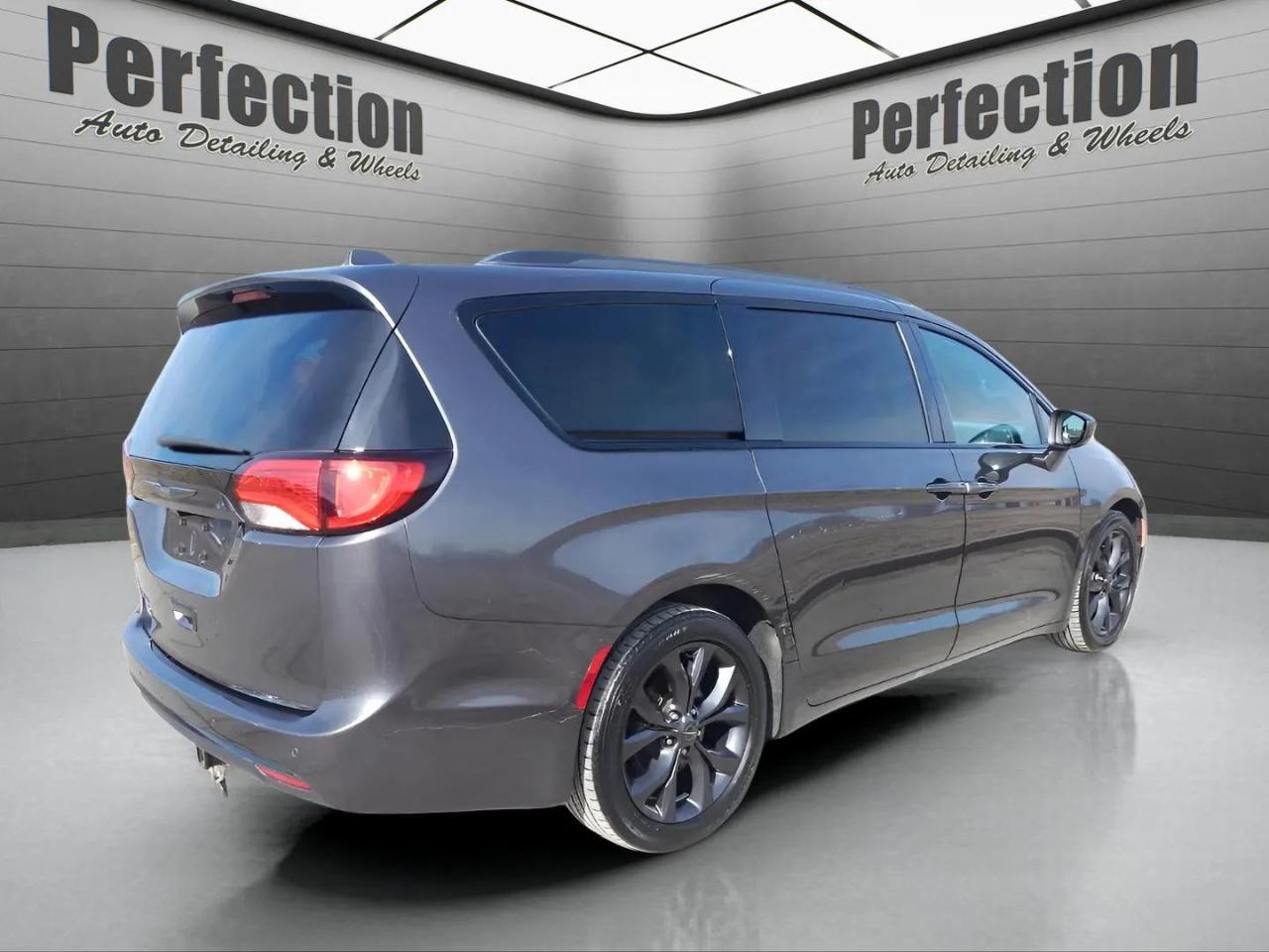 Chrysler Pacifica Touring L Plus 35th Anniversary FWD *Ltd Avail* 2020