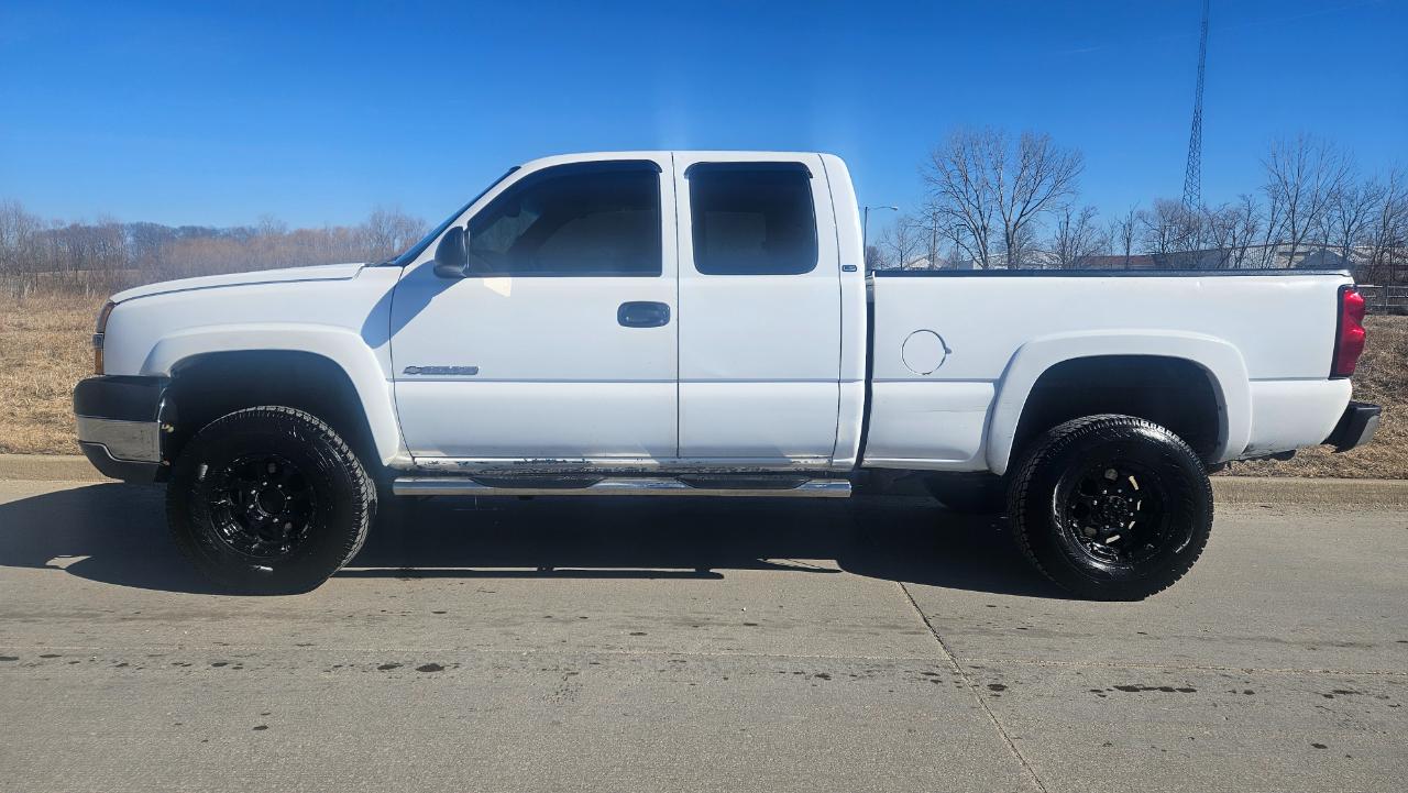 Chevrolet Silverado 2500HD Ext Cab 143.5" WB 4WD LS 2004