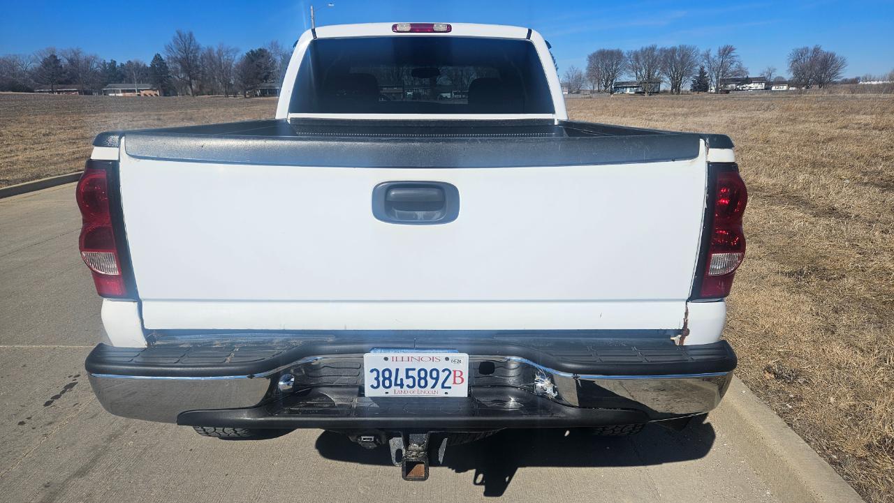 Chevrolet Silverado 2500HD Ext Cab 143.5" WB 4WD LS 2004