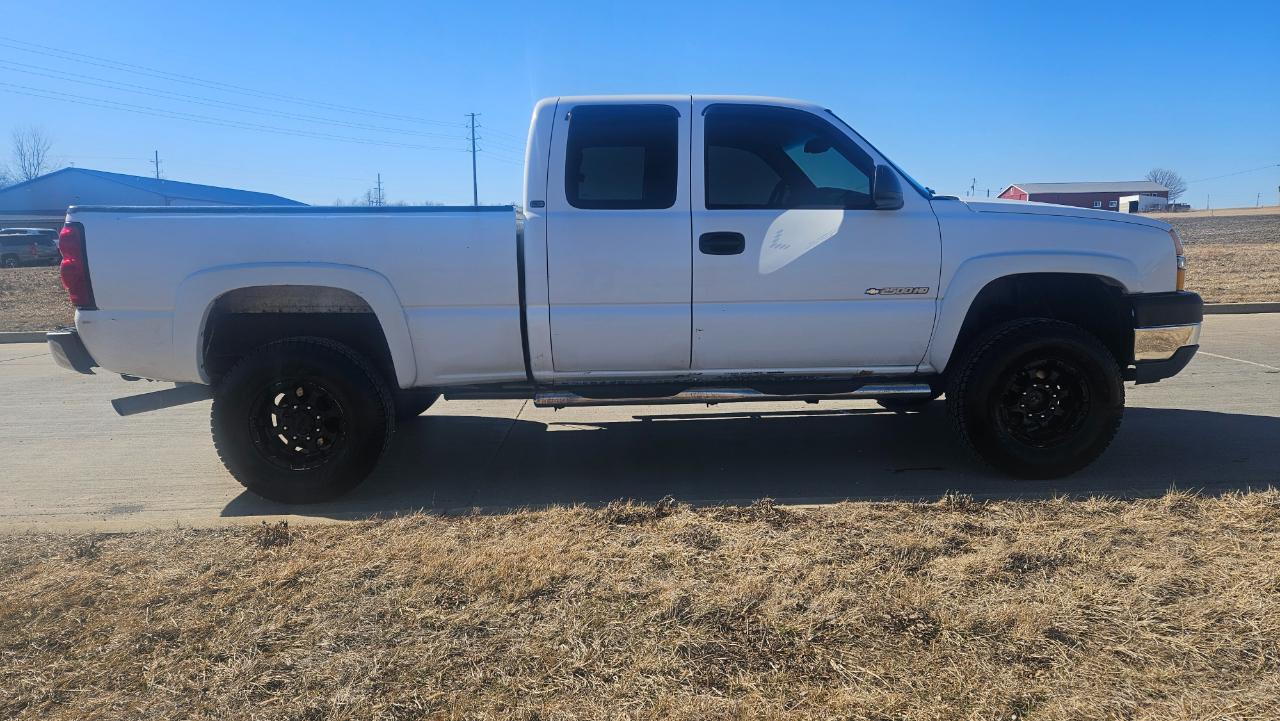 Chevrolet Silverado 2500HD Ext Cab 143.5" WB 4WD LS 2004
