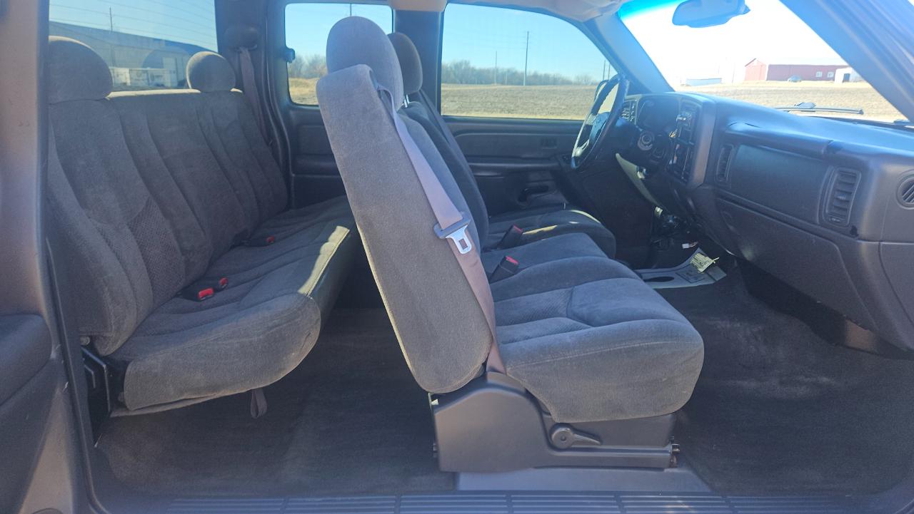 Chevrolet Silverado 2500HD Ext Cab 143.5" WB 4WD LS 2004