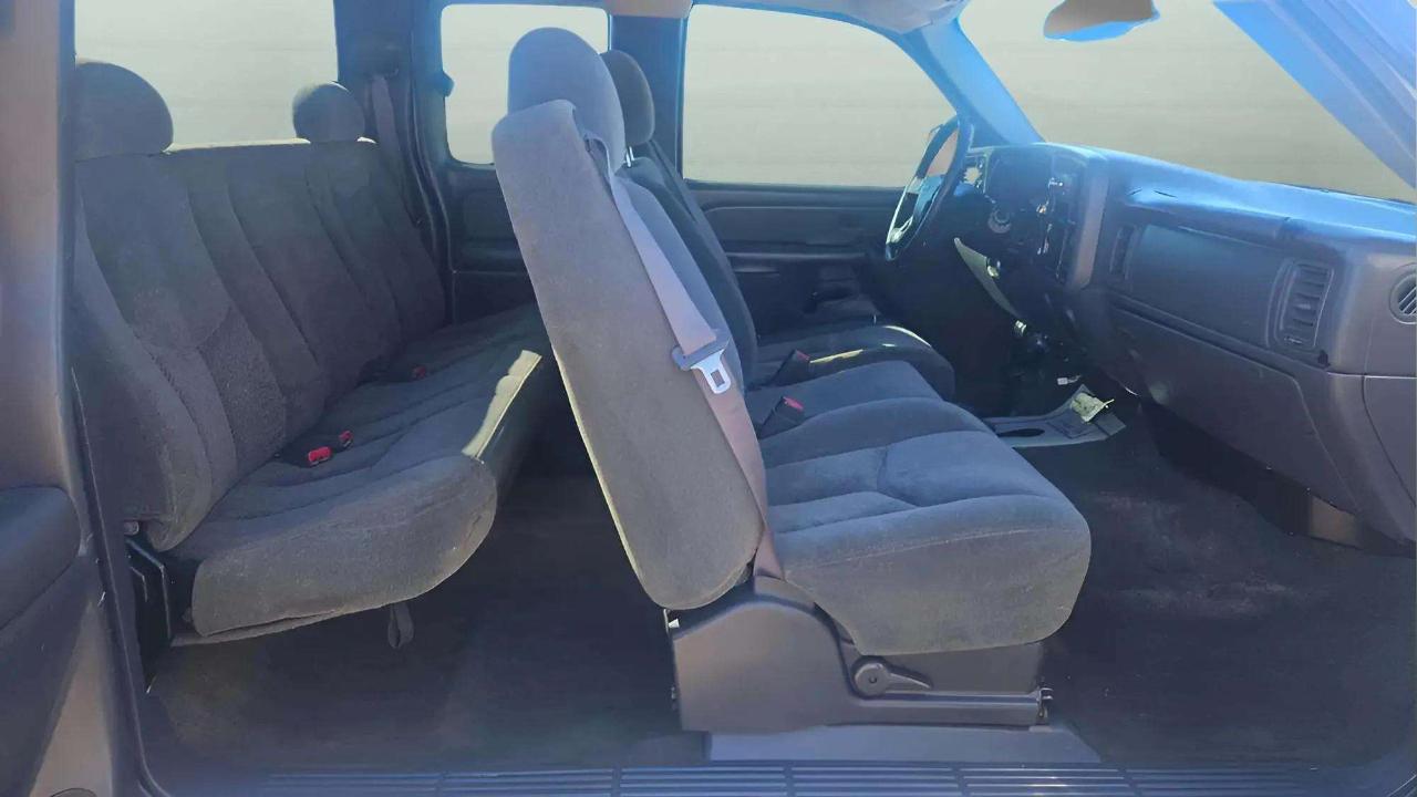 Chevrolet Silverado 2500HD Ext Cab 143.5" WB 4WD LS 2004