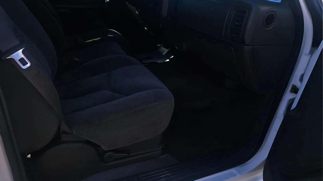 Chevrolet Silverado 2500HD Ext Cab 143.5" WB 4WD LS 2004