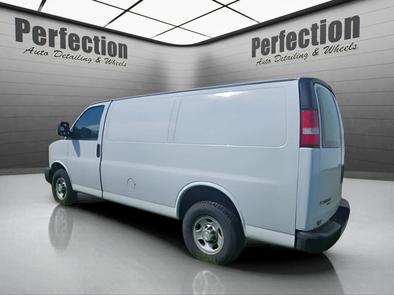 Chevrolet Express Cargo Van RWD 2500 135" 2016