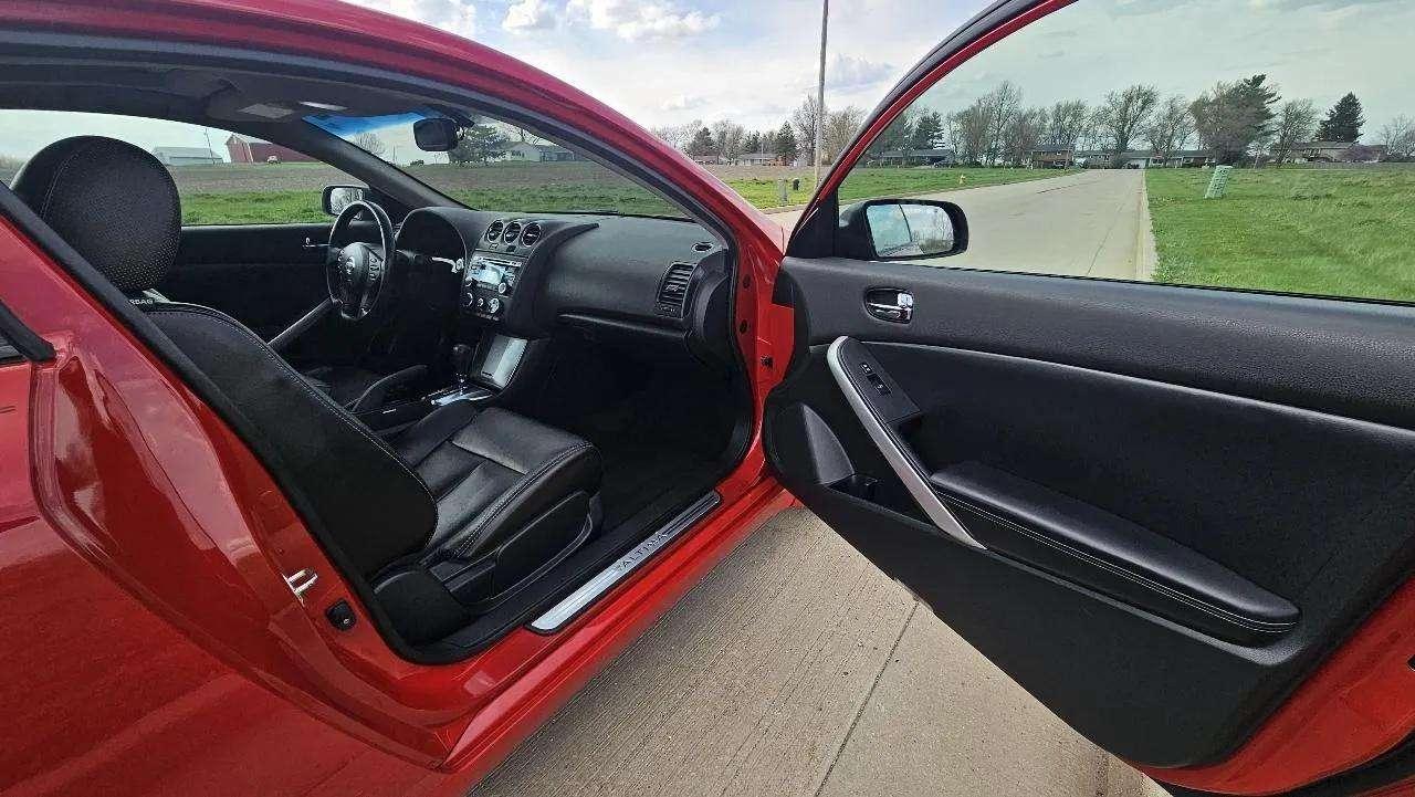 Nissan Altima 2dr Cpe V6 CVT 3.5 SR 2011