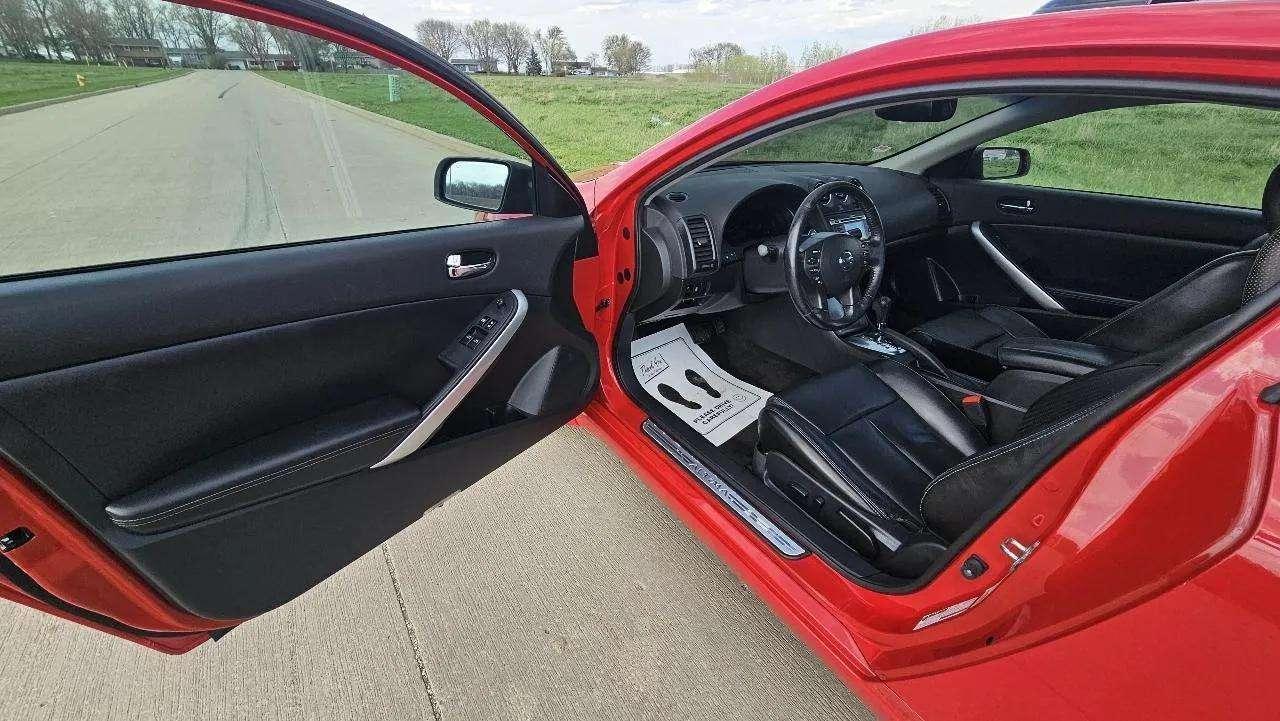 Nissan Altima 2dr Cpe V6 CVT 3.5 SR 2011