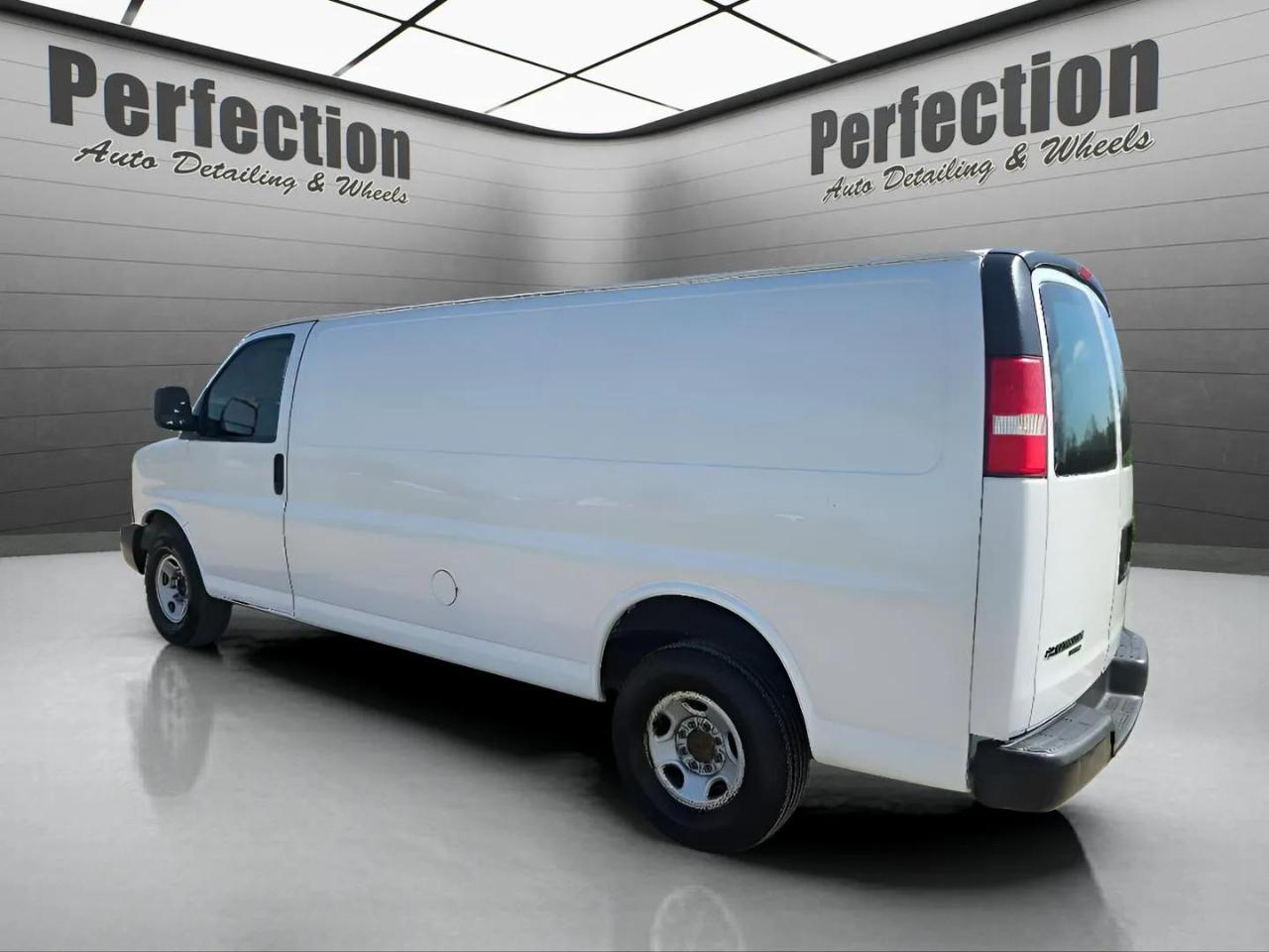 Chevrolet Express Cargo Van RWD 3500 155" 2016