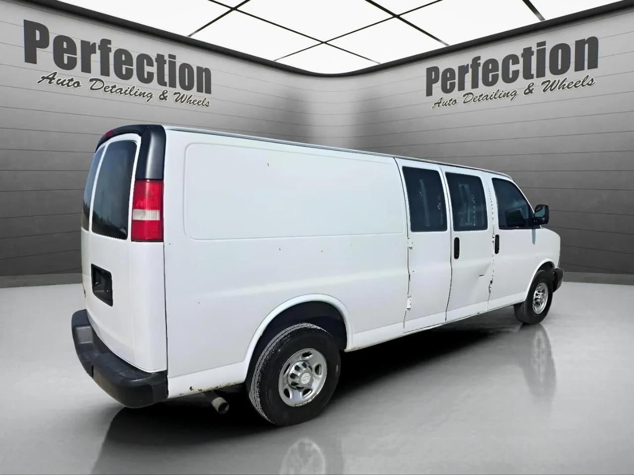 Chevrolet Express Cargo Van RWD 3500 155" 2016