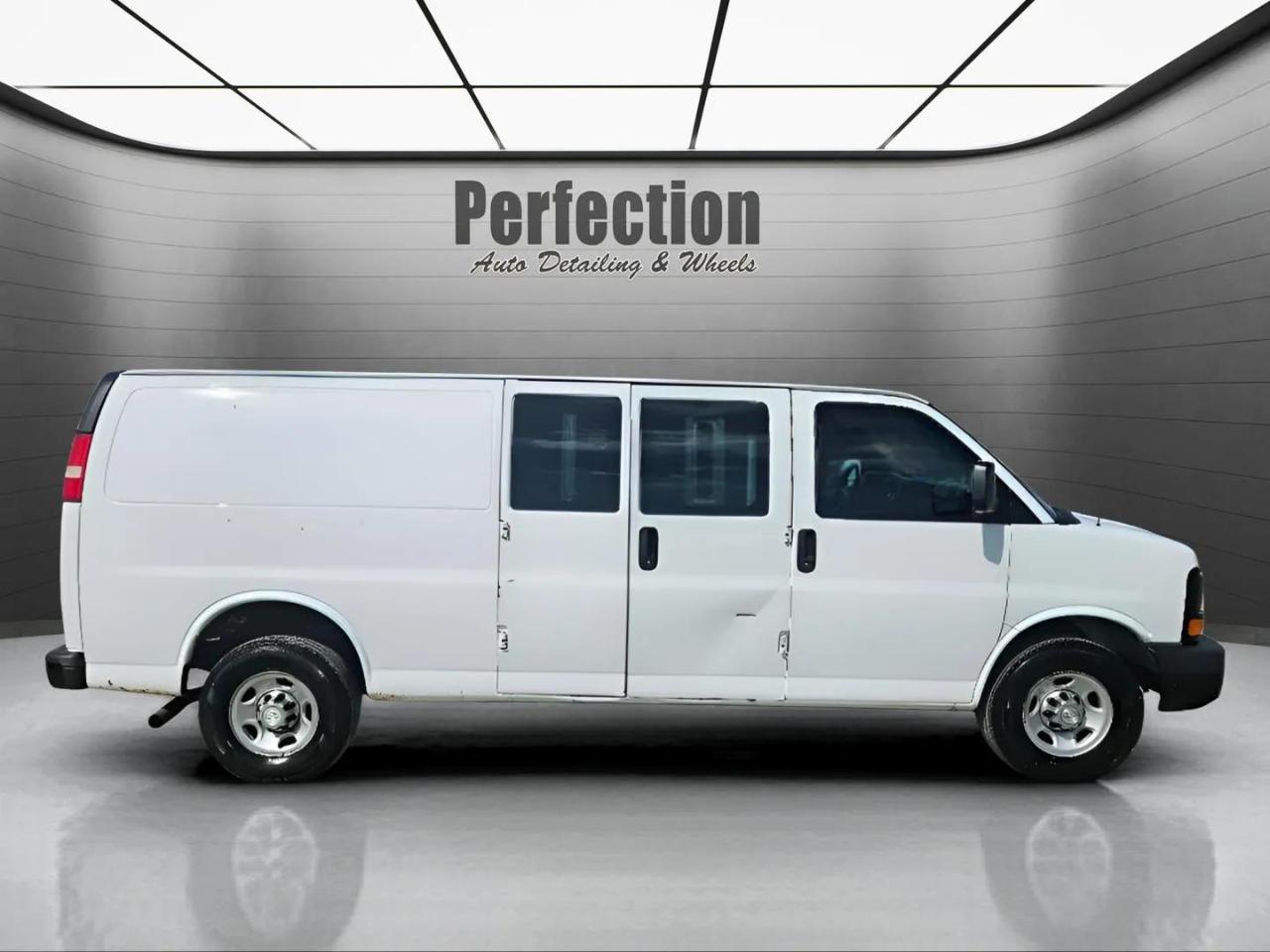 Chevrolet Express Cargo Van RWD 3500 155" 2016