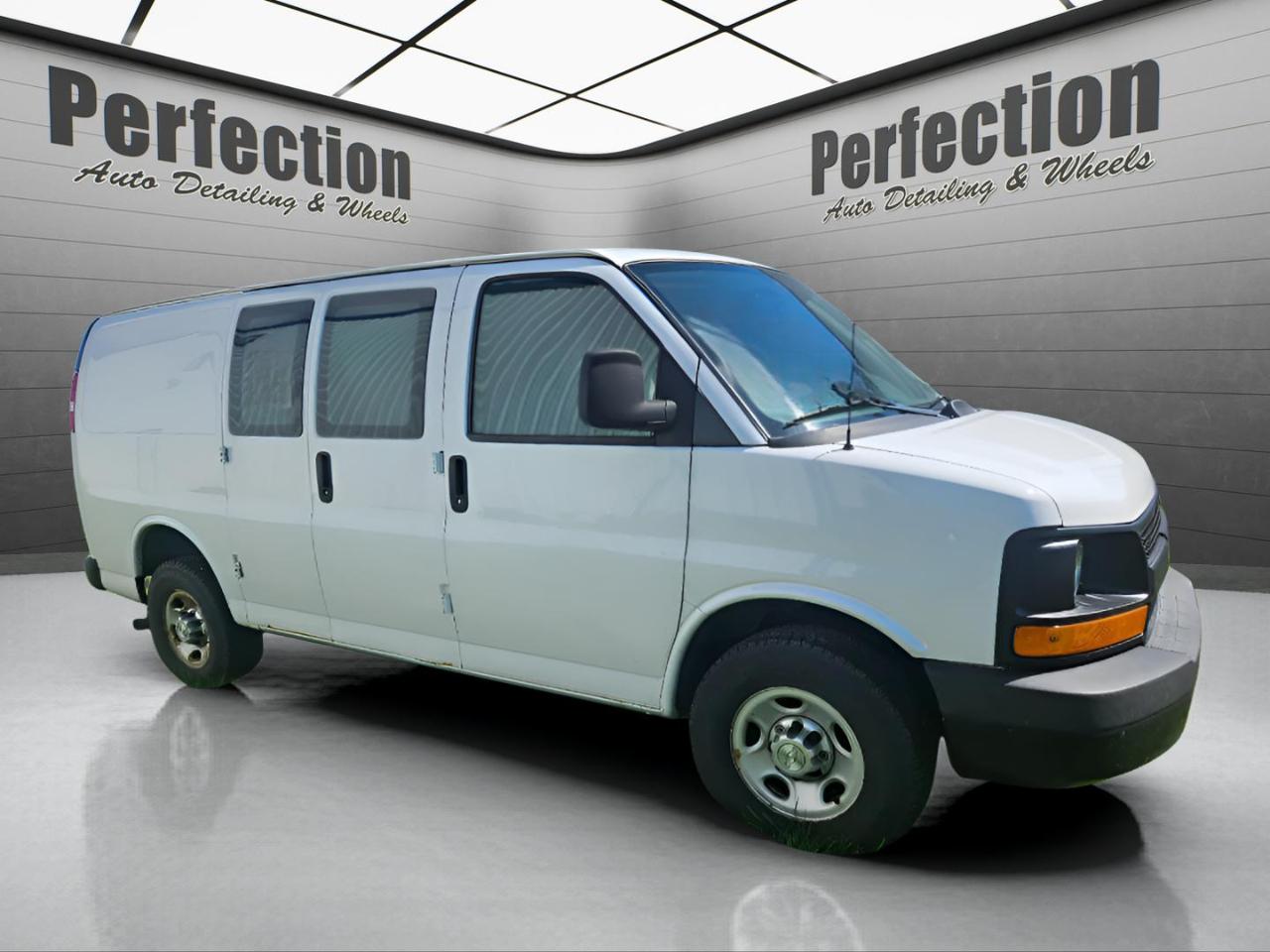Chevrolet Express Cargo Van RWD 3500 155" 2016
