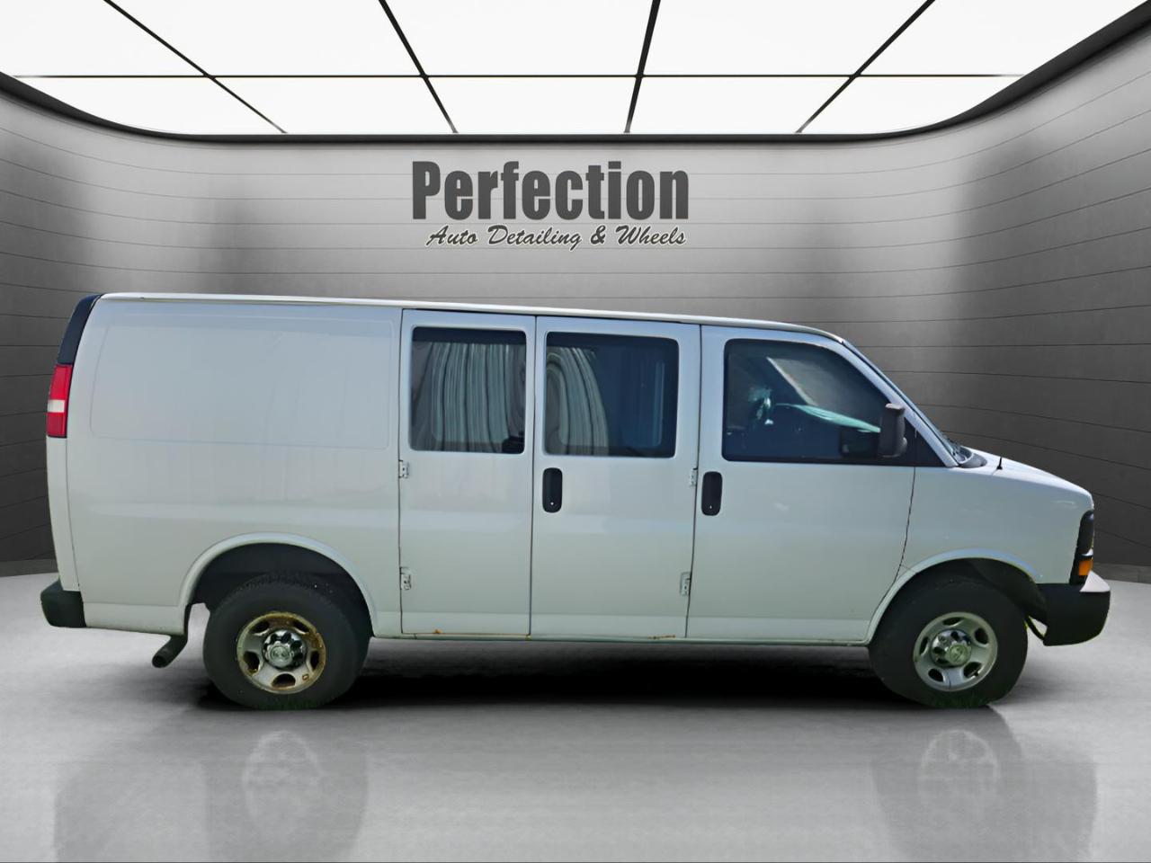 Chevrolet Express Cargo Van RWD 3500 155" 2016